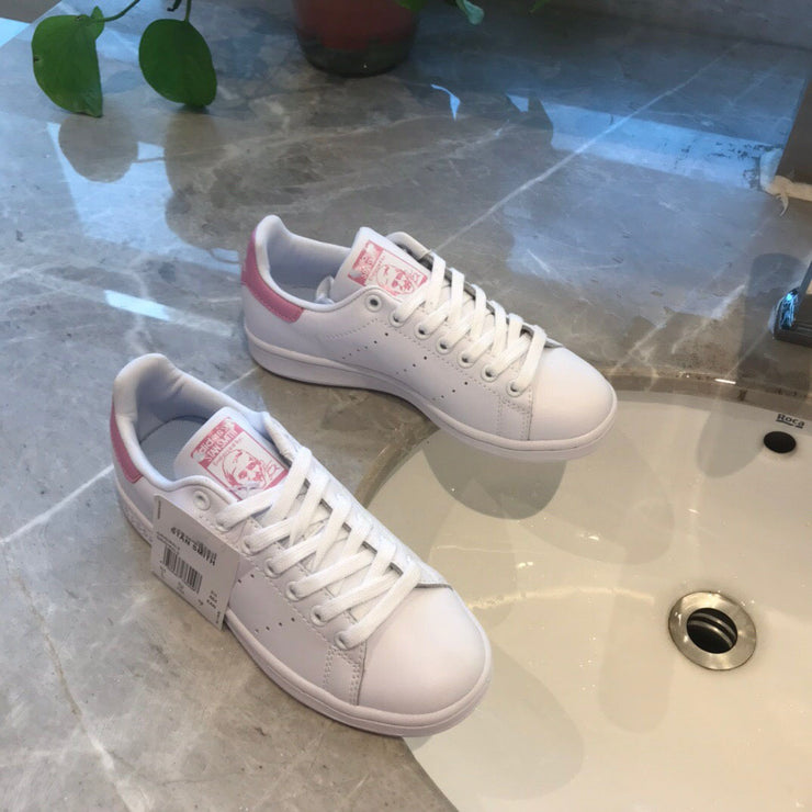 Compact White Shoes from Smith's Collection